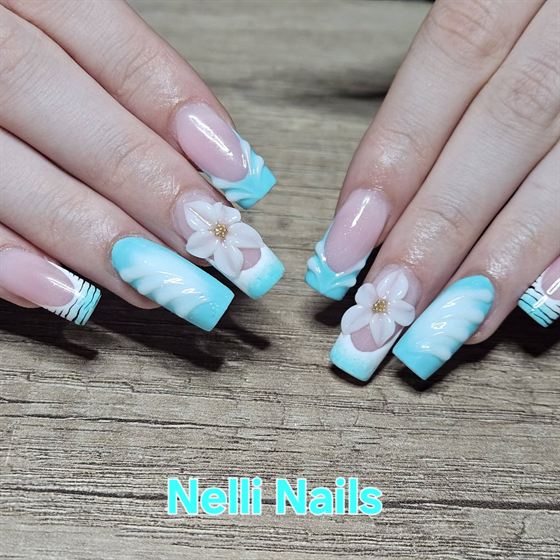 Világoskék-fehér műköröm 3D virágokkal – Nelli Nails, Hidas
