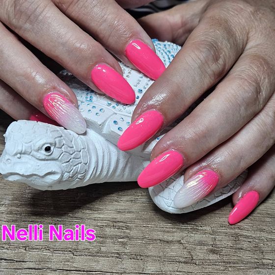 Élénk pink és fehér csipkemintás műköröm – Nelli Nails, Hidas