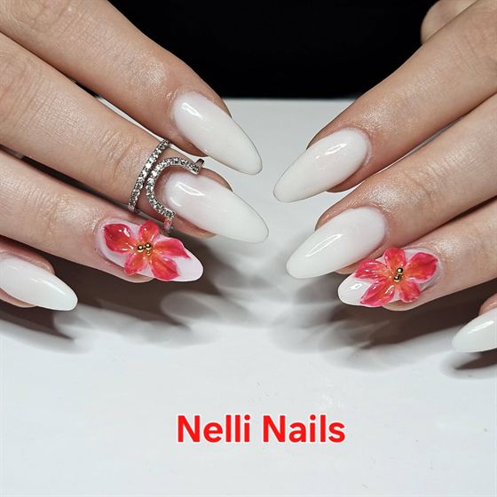 Fehér köröm kézzel festett piros virágokkal – Nelli Nails, Hidas