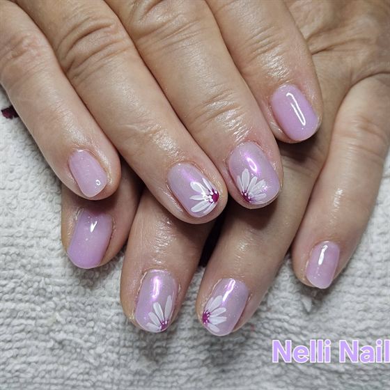 Halvány lila köröm virágmintával – Nelli Nails, Hidas
