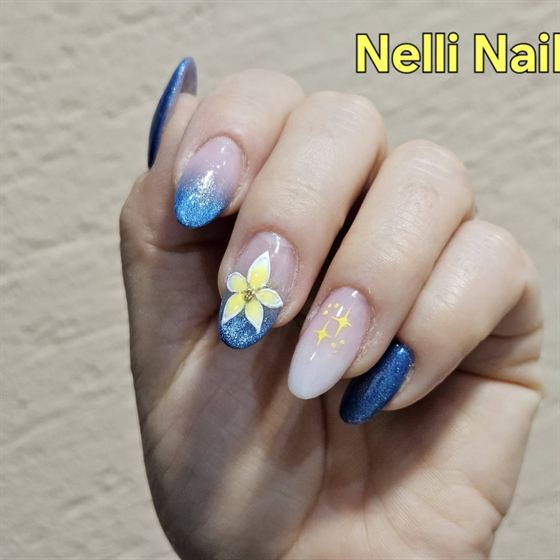 Fehér köröm kék és sárga virágdíszítéssel – Nelli Nails, Hidas