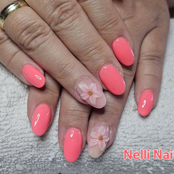 Korall-rózsaszín köröm virágmintával – Nelli Nails, Hidas