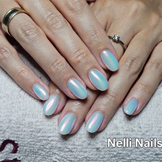 Pasztellkék és fehér gél-lakk – Nelli Nails, Hidas