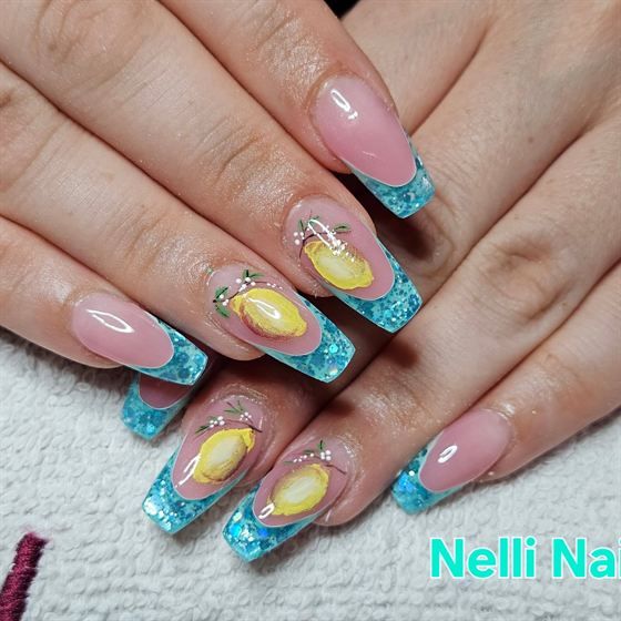 Türkiz-sárga díszített hosszú műköröm – Nelli Nails, Hidas
