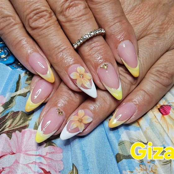 Pasztell színes köröm virágdíszítéssel – Nelli Nails, Hidas