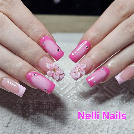 Pink-fehér köröm 3D virágdíszítéssel – Nelli Nails, Hidas