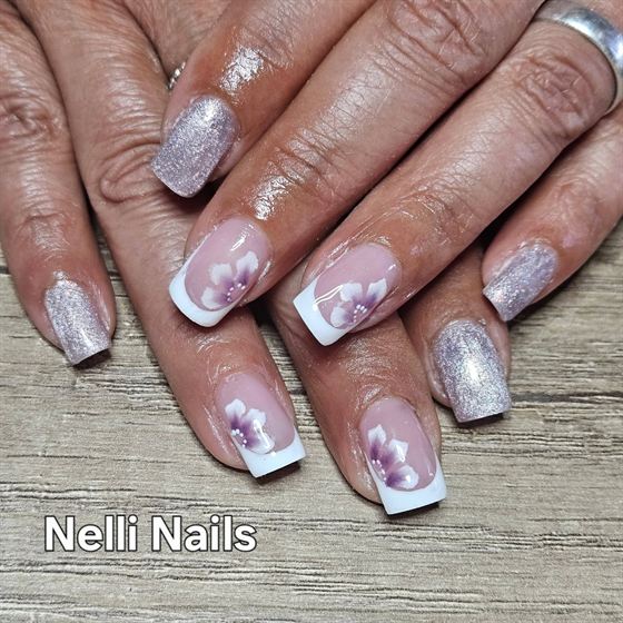 Fehér-ezüst csillámos köröm virágmintával – Nelli Nails, Hidas