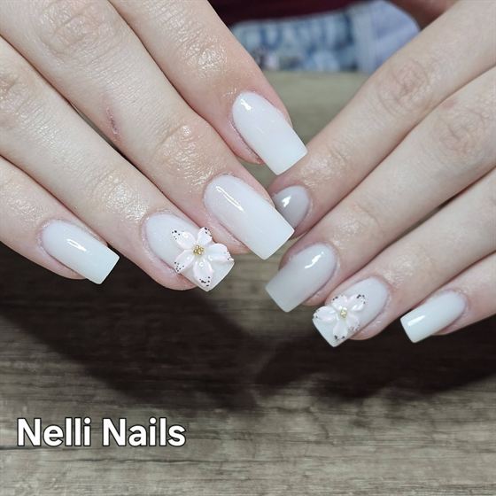 Fehér köröm 3D virágdíszítéssel – Nelli Nails, Hidas